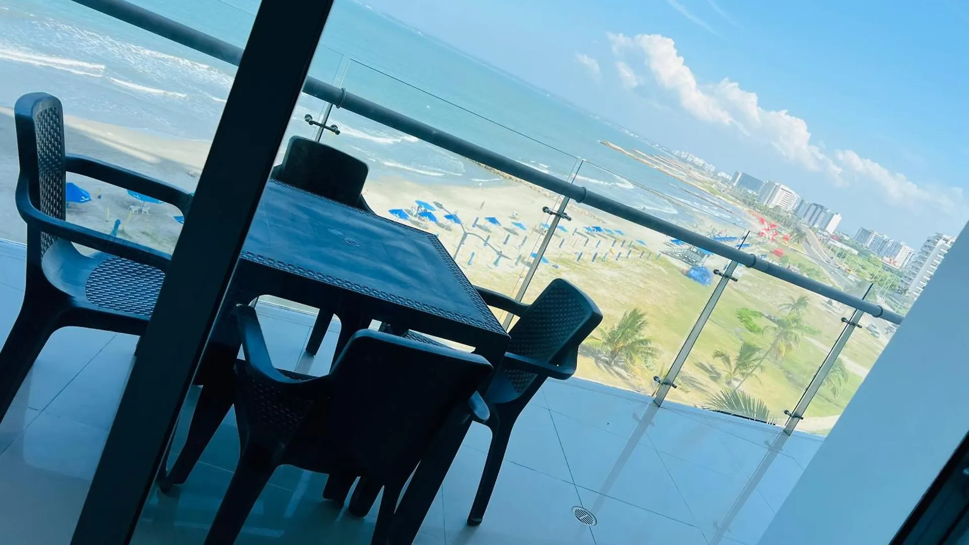Amazing Beachfront! 5M Wall City, Infinitypool,Gym Apartment Cartagena