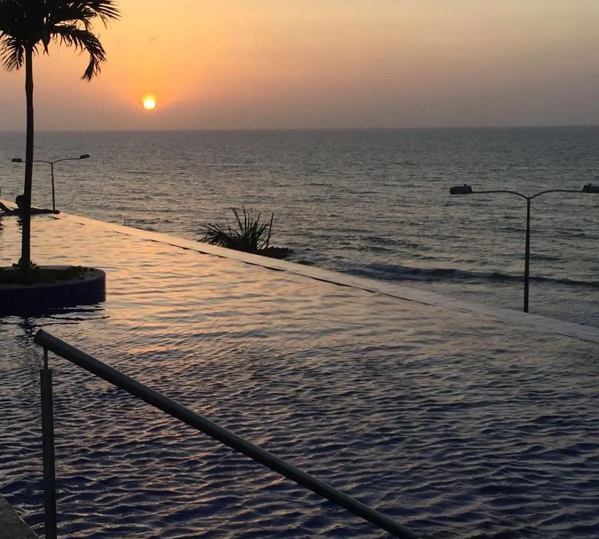 Amazing Beachfront! 5M Wall City, Infinitypool,Gym Apartment Cartagena